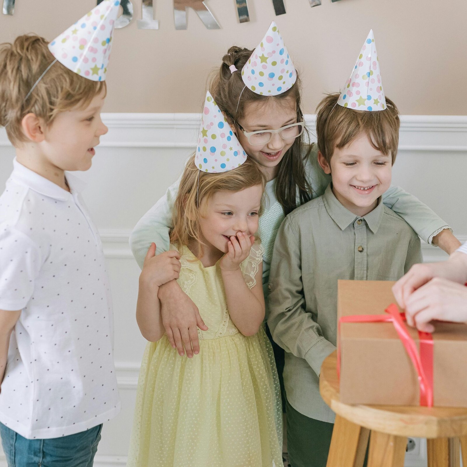 Crianças recebendo presentes